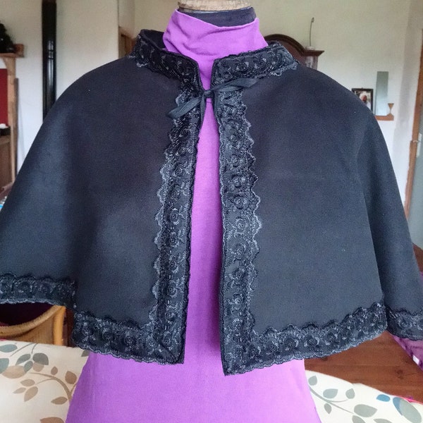 Pèlerine, chaperon, petite cape avec col mao bordée de dentelle noire. Style victorien, médiéval...  Cape Diem