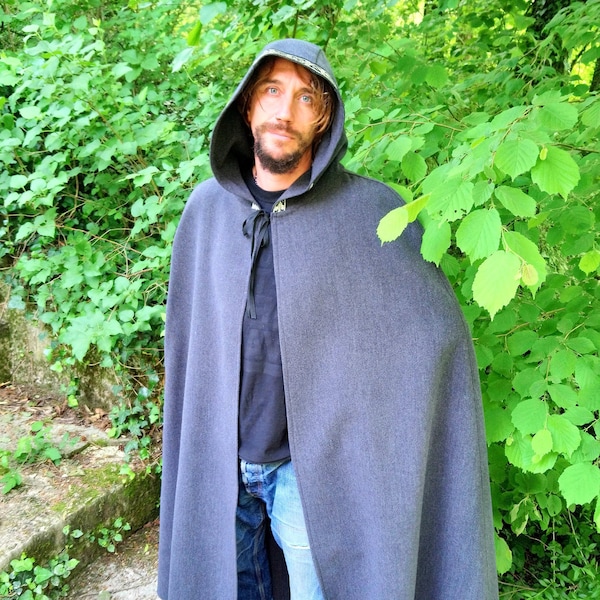 Cape Longue Gris Chiné Homme ou Femme à Galon Fleur de Lys. Médiéval, Cosplay, Fantastique, GN, jeu de rôle, mariage, Guerrier... Cape Diem