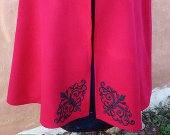 Korte, rode cape met zwarte, verweven borduurapplicatie. Elfen, middeleeuws, fantasy, LARP, rollenspel, bruiloftsstijl... Cape Diem