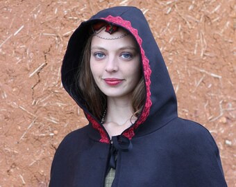 Cape noire avec capuche bordée de dentelle rouge ou galon. Style médiéval, celtique, elfique, cosplay, GN, mariage, gothique... Cape Diem