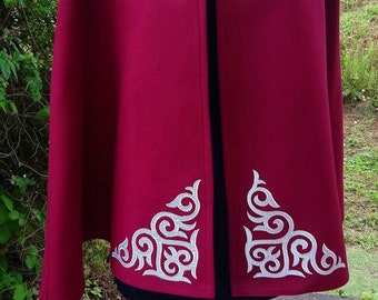 Cape courte bordeaux avec des appliques argentées.Style steampunk, médiéval, original, elfique, romantique, cosplay... Cape Diem