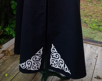 Cape Longue Noire Homme ou Femme avec appliques argentées. Médiéval, Cosplay, Fantastique, GN, jeu de rôle, mariage, Guerrier... Cape Diem