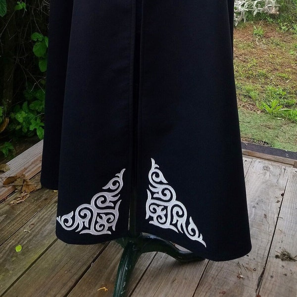 Cape Longue Noire Homme ou Femme avec appliques argentées. Médiéval, Cosplay, Fantastique, GN, jeu de rôle, mariage, Guerrier... Cape Diem