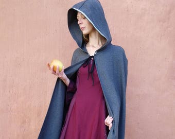 Cape longue grise avec galon, grande capuche. Médiéval, steampunk, féerique, elfique, GN, jeu de rôle, fantasy, mariage, cosplay. Cape Diem