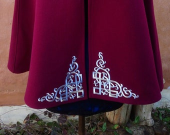 Cape courte bordeaux avec des appliques argentées. Style steampunk, médiéval, victorien, original, elfique, romantique, cosplay... Cape Diem