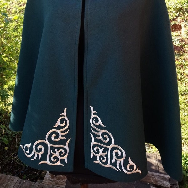 Cape mi-longue verte avec des appliques argentées/dorées. Style steampunk, médiéval, original, elfique, romantique, cosplay... Cape Diem