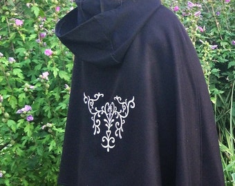 Cape courte noire avec applique argentée style broderie entrelacs. Style médiéval, fantasy, elfique, cosplay, celtique... Cape Diem