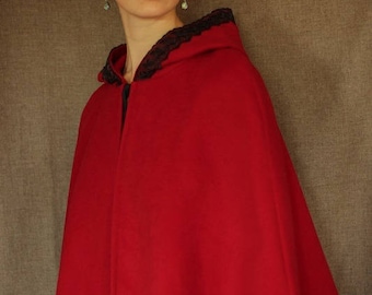 Cape courte rouge, capuche bordée de dentelle noire. Style médiéval, fantastique, elfique, GN, jeu de rôle, mariage, cosplay... Cape Diem