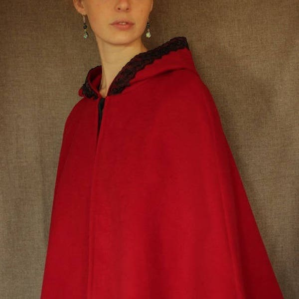 Cape courte rouge, capuche bordée de dentelle noire. Style médiéval, fantastique, elfique, GN, jeu de rôle, mariage, cosplay... Cape Diem