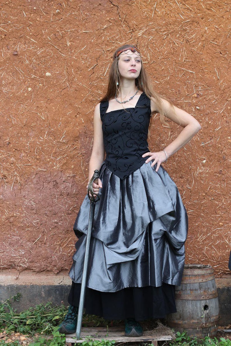 Jupe longue argentée et noire bouffante, drapée. Style elfique, romantique, médiévale, steampunk ,gothique, mariage, victorien. Cape Diem image 1