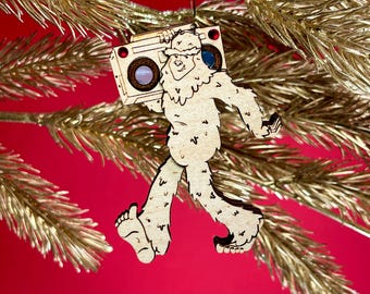 Bigfoot Wood Ornament - Sasquatch con Boombox Divertente Natale anni '80
