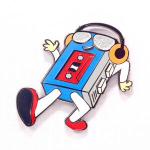 Pin de esmalte de hombre que camina, Walkman de los años 80, mascota retro de la vieja escuela