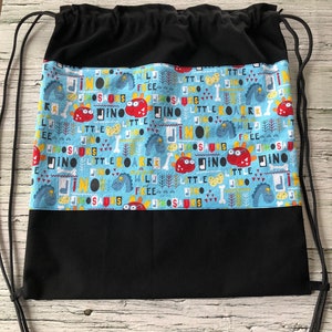 Sac soulier/sac vêtements/chaussures/dinosaures/noir/rentrée/école/fourniture scolaire fait à la main