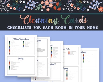Può includere: Un set di schede di pulizia con liste di controllo per ogni stanza della casa. Le schede presentano un testo colorato e un bordo floreale. Il testo sulle schede include "Cleaning Cards" e "Checklists for Each Room in Your Home."