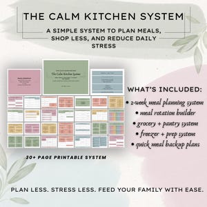 Op de afbeelding: Een afdrukbaar keukensysteem met de tekst "The Calm Kitchen System". Het bevat een 2-weken maaltijdplanningssysteem, een maaltijdrotatiebouwer en meer. Het systeem is bedoeld om gebruikers te helpen maaltijden te plannen en stress te verminderen.