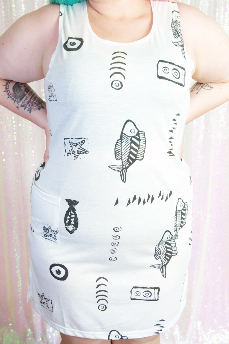 Vintage Plus Size 1990s White Black Fish Tropical Print Sleeveless Lightweight Cotton Above the Knee Length Dress Pockets Fits Sizes L XL 1x