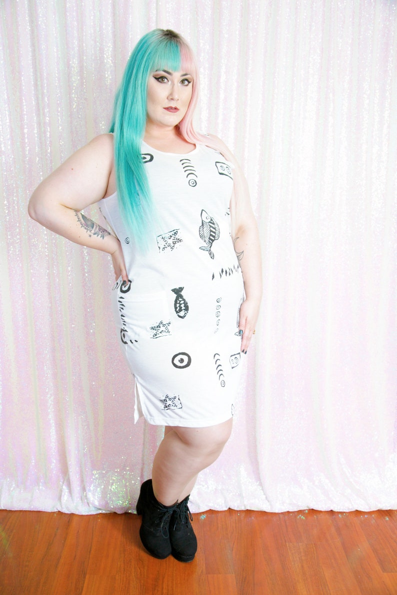 Vintage Plus Size 1990s White Black Fish Tropical Print Sleeveless Lightweight Cotton Above the Knee Length Dress Pockets Fits Sizes L XL 1x