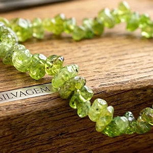 Stretcharmband med naturlig peridotbit • Friformade gröna stenpärlor – Friformade bitar – 6–8 mm