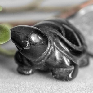 Czarny wulkaniczny obsydianowy żółw totemiczny figurka z kamienia szczęścia c8778