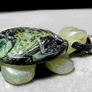 Kambala jaspis jade schildpad stenen beeldje 28&quot; zwart koord ketting 6851