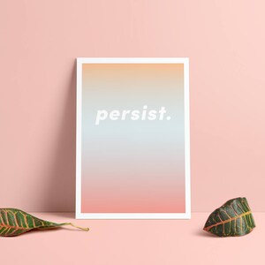 Peut inclure: Une impression encadrée blanche avec un fond dégradé orange, jaune, bleu et rose. Le texte "persist." est imprimé en blanc sur l'impression.