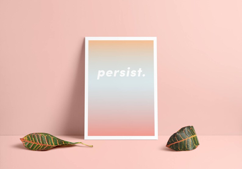Puede incluir: Una impresi&oacute;n enmarcada en blanco con un fondo degradado de naranja, amarillo, azul y rosa. El texto "persist." est&aacute; impreso en blanco en la impresi&oacute;n.