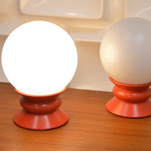 TEMDE / Set of 2 / Bedside lamps in red / Opal glass / Mid-century design / Red lamps