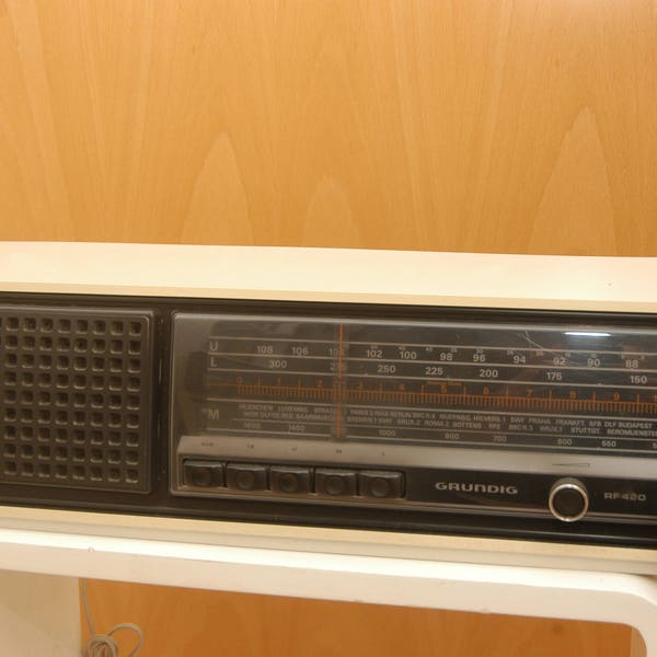 Vintage Midcentury Grundig Radio RF 420 in weiss   UKW Mittelwelle Langwelle und Eingang