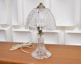Elegant table lamp / Made of cut crystal glass / A timeless eye-catcher for stylish interiors.