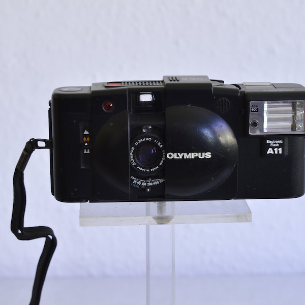 OLYMPUS XA 2  und A 11 / 35 mm / Compact Kamera / mit Blitz /  35 mm/ Filmkamera / Analoge Kamera / kleine Kamera
