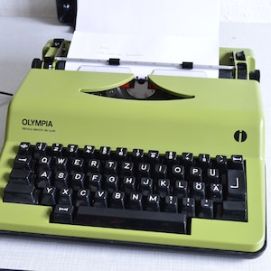 Olympia Typewriter / Typewriter green / Vintage Typewriter green / Travel Typewriter Monica electric de Luxe