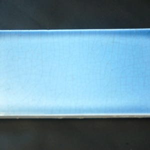 Sehr exquisite Metro Jugendstil Fliesen in blau ; blaue Umrandung mit feinem Craquelè weich gearbeitete Kanten