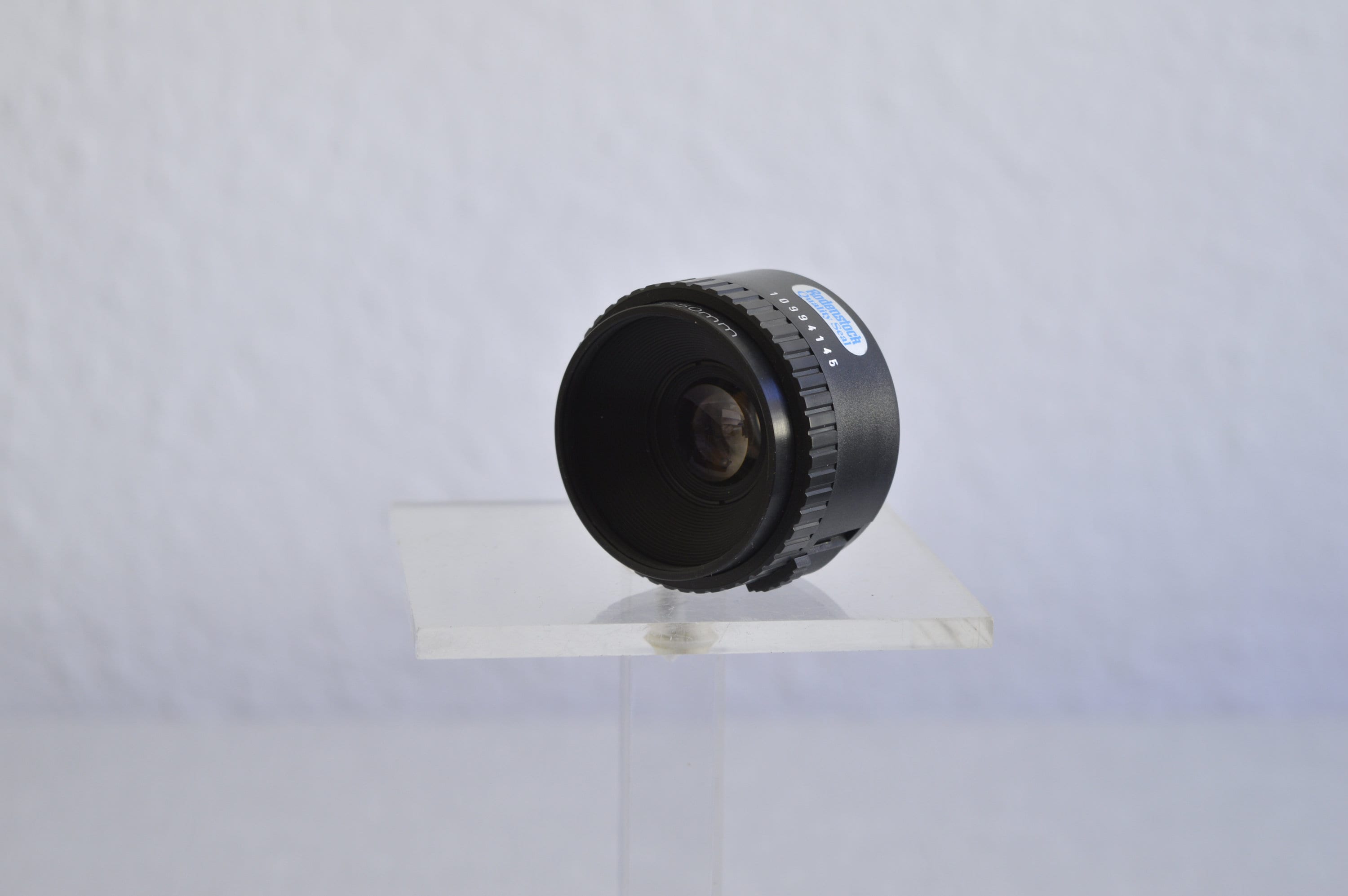 Objectif noir de l’appareil photo Canon en niveaux de gris photo