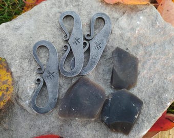 Acciarino tradizionale in stile vichingo. Pietra focaia e acciaio da bushcraft.