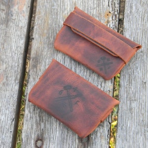 Flint and steel in leather pouch. image 3