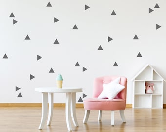 Adhesivos de pared triangulares para la habitación del bebé, taller de manualidades o despacho. Decora la habitación de tu pequeño o pequeña con estas modernas formas.