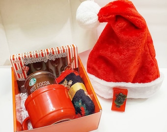 Set de regalo navideño acogedor: calcetines, taza, cacao y jabón artesanal.