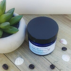 Może przedstawiać: Niebieski słoik z kawowym kremem do twarzy z etykietą "Suffs Up Essentials Coffee Facial Cream" i tekstem "Made with organic espresso beans to bring out your radiant beauty!"