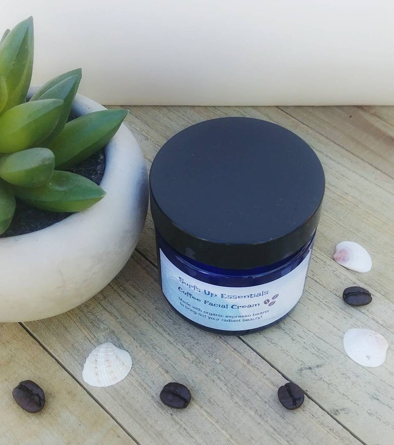 Może przedstawiać: Niebieski słoik z kawowym kremem do twarzy z etykietą "Suffs Up Essentials Coffee Facial Cream" i tekstem "Made with organic espresso beans to bring out your radiant beauty!"