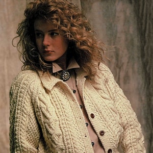 Señoras encantador cárdigan tradicional Aran con cuello, patrón de punto vintage, PDF, Descarga digital - A630