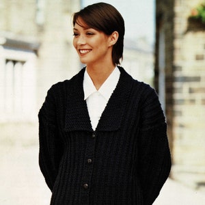 Puede incluir: Un cárdigan de punto negro con cuello ancho, cierre de botones y dos bolsillos. El cárdigan está hecho de un hilo suave y texturizado.