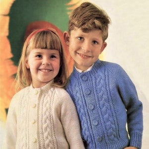 Klassischer Rundhals-Cardigan für Jungen und Mädchen mit Zopfmuster in zwei Garnstärken, Vintage-Strickmuster, PDF, digitaler Download – A130