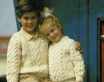 Småbarns fina kabelstickade Aran-tröjor med rund eller V-ringning, vintage stickmönster, PDF, digital nedladdning - B881