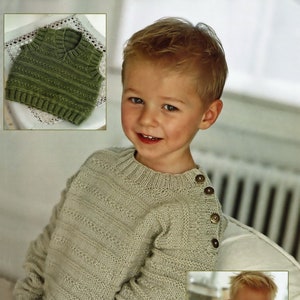 Könnte beinhalten: Zwei Kinder tragen Strickpullover. Der Pullover links ist hellgrün mit einem Zopfmuster. Der Pullover rechts ist hellgrau mit einem Rippenmuster. Beide Pullover haben einen V-Ausschnitt und Knopfdetails.