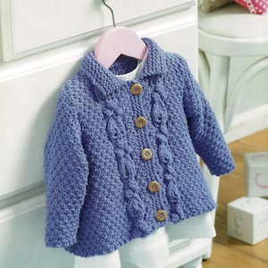 Könnte beinhalten: Ein blauer gestrickter Baby-Cardigan mit Zopfmuster und Holzknöpfen.