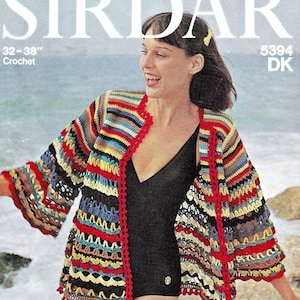 Könnte beinhalten: Ein farbenfrohes Häkeltop mit einem gestreiften Muster und einem Häkelrand. Das Top wird an einem Model gezeigt, das einen schwarzen Badeanzug trägt und an einem Strand steht.