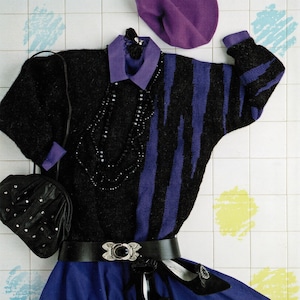 Può includere: Un maglione a righe nere e viola con un berretto viola, una borsa nera, una cintura nera con una fibbia argentata e una gonna blu.