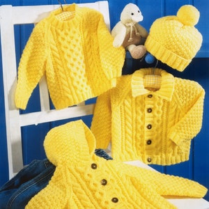 Peut inclure: Trois pulls en tricot jaune pour bébé, l'un avec une capuche, l'autre avec un devant boutonné et le dernier avec un col rond. Un bonnet en tricot jaune avec un pompon est également inclus.