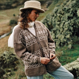 Joli cardigan à col en V pour femmes avec bandes en jacquard et épaules tombantes, modèle de tricot vintage, PDF, téléchargement numérique - A668
