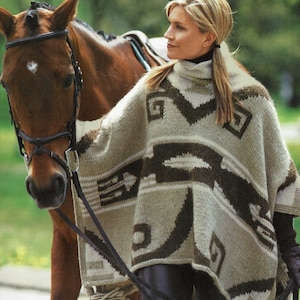 Może przedstawiać: Kobieta w brązowo-białym ponczo z geometrycznymi wzorami stoi obok brązowego konia. Ponczo ma wysoki kołnierz i długie frędzle. Kobieta ma na sobie czarne skórzane spodnie i czarne rękawiczki. Koń ma brązowy skórzany uzdę i czarny skórzany kantar. Słowo "Ponchos" jest wydrukowane dużymi literami na dole obrazu.